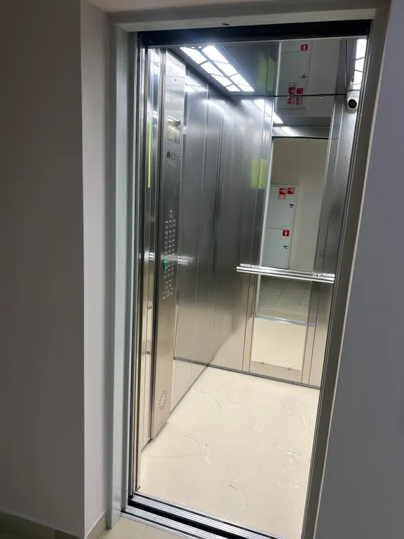 Уютная квартира с видом на морской порт и горы