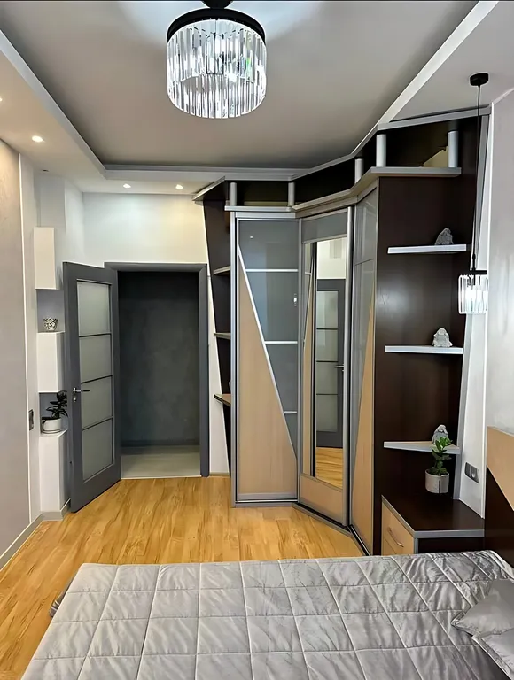 Уютная двухкомнатная квартира в сталинке в центре города