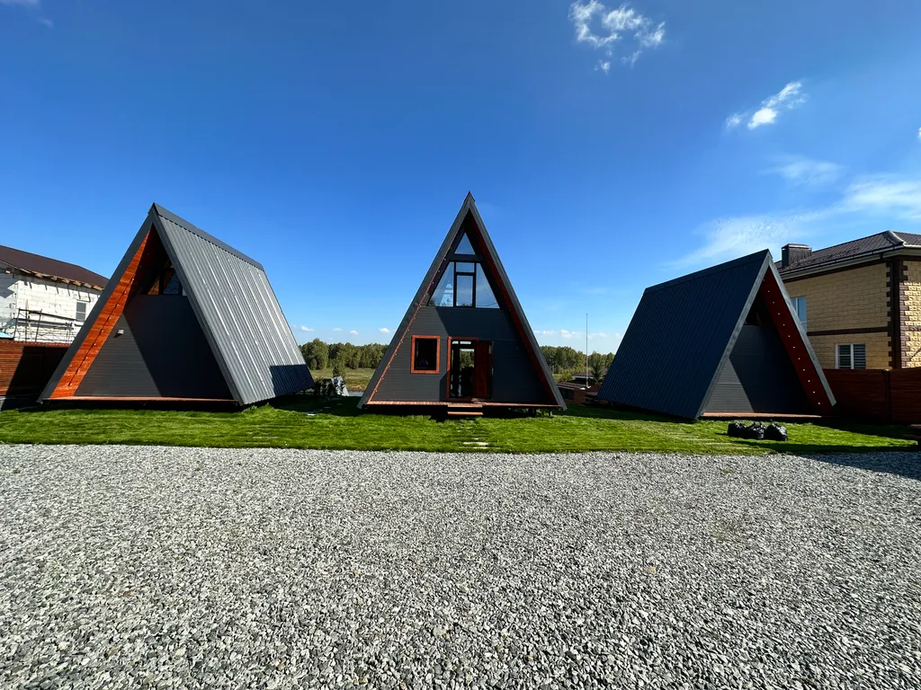 Треугольный дом A-фрейм с панорамными окнами Космос