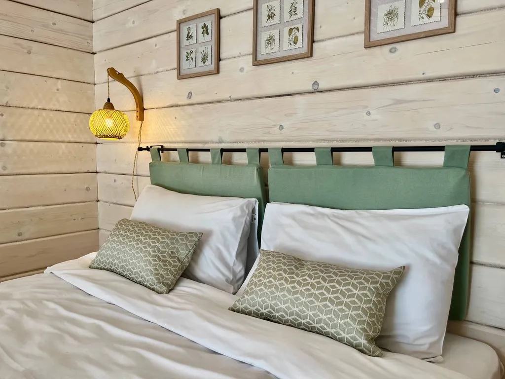 Просторный новый дом на берегу озера у родника