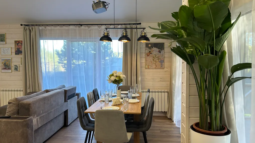 Загородный дом с большой террасой, кострищем и лесом