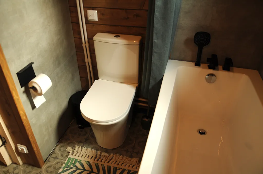 Уютный домик у леса с камином, панорамными окнами и купелью