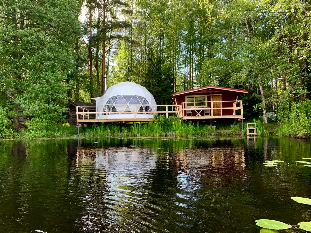 Чудесное место у озера с камином и русской баней