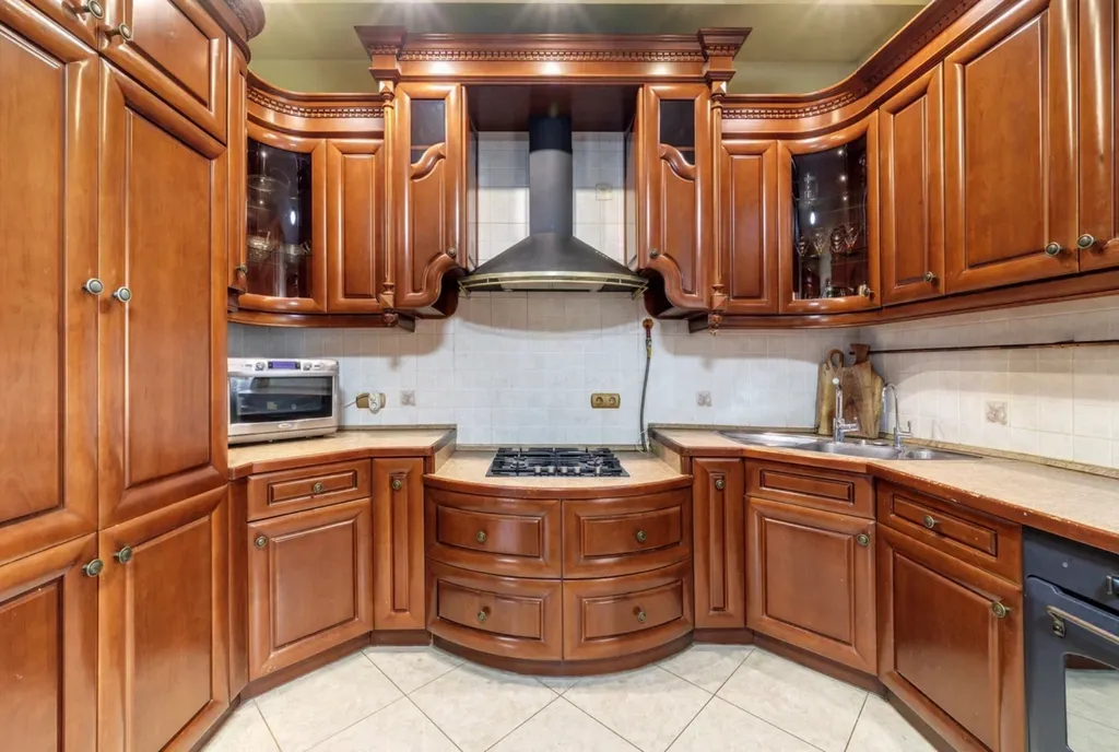 Загородный дом с бассейном и бильярдной