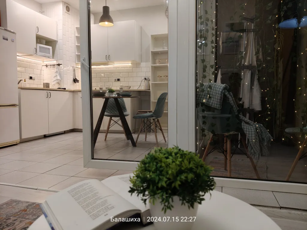 Уютная вместительная квартира с кондиционером краски акварели