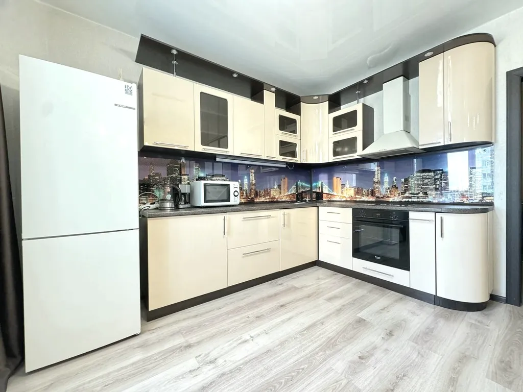 2-комнатная квартира с балконом и видом на реку рядом с Кузбасс-Арена