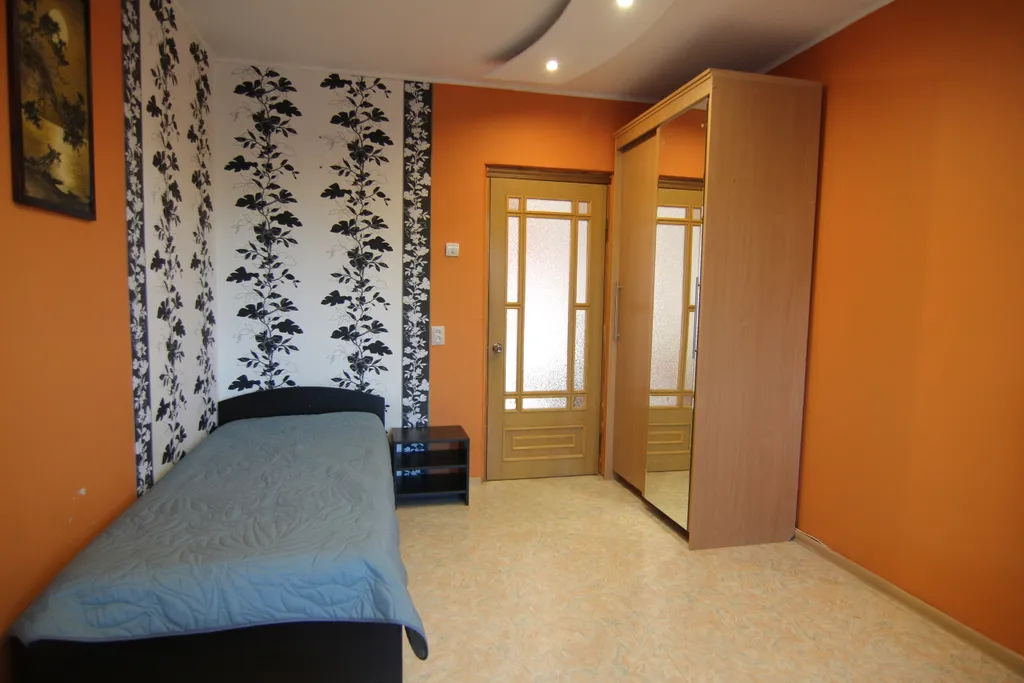 Трёхкомнатная квартира класса стандарт в спальном районе города