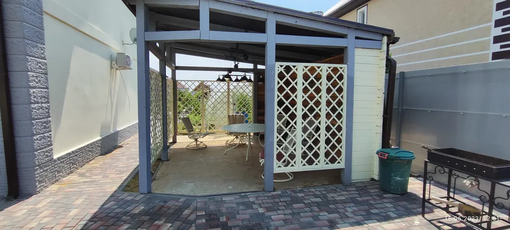 Дом с бассейном в тихом месте, недалеко от моря