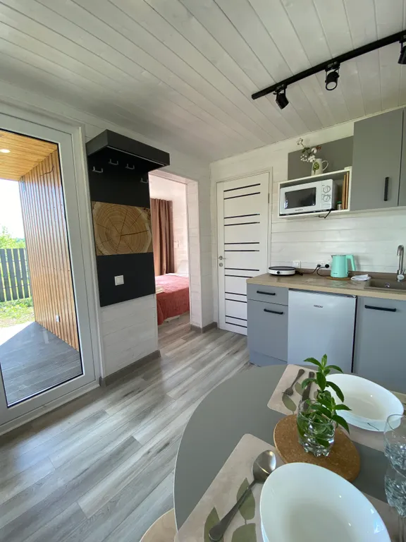 Домик с панорамными окнами и беседкой