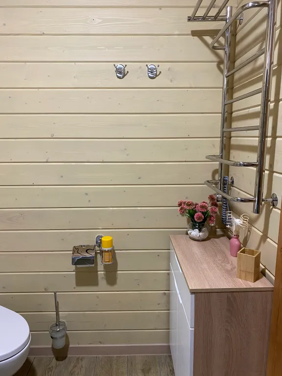 Уютный домик в лесу около реки