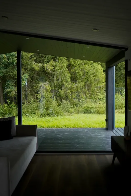 Домик на Новогодние праздники с панорамными окнами в лесу