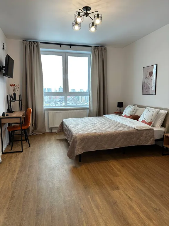 Светлая студия с панорамой центра