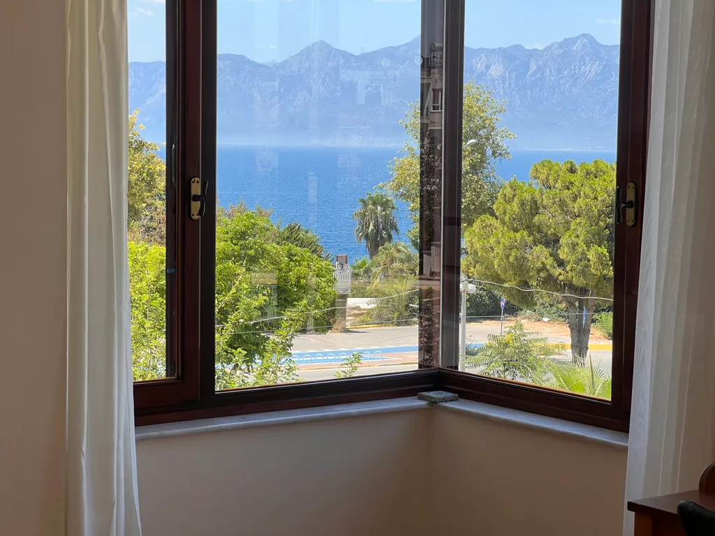 Spacious luxury waterfront flat