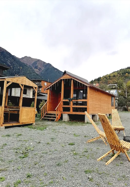 Барнхаус с видом из панорамных окон на красивый пейзаж Домбайских гор