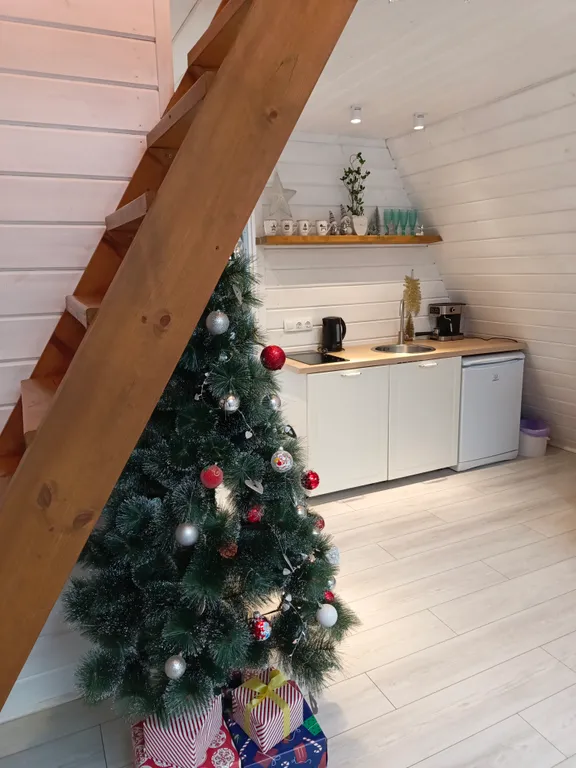 Дом с баней и чаном у леса