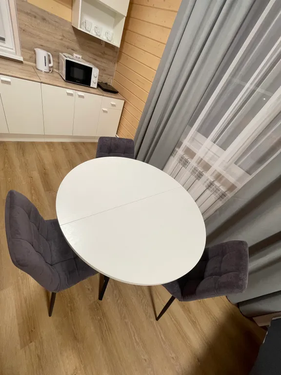 Студия на берегу озера рядом с сосновым бором