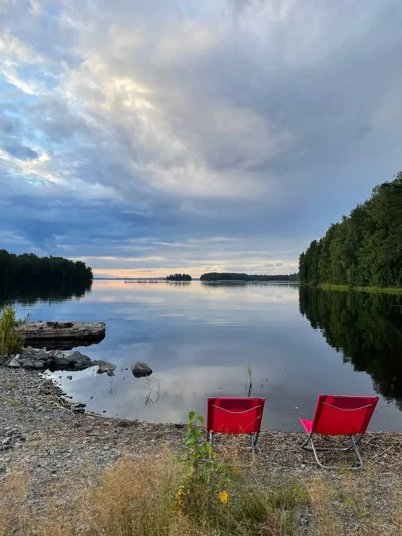 Уютный дом у озера