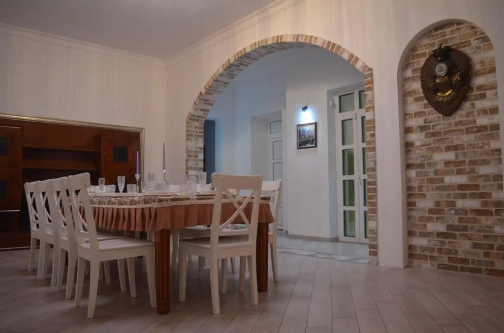 Дом "Вромса" на Хлебной - новый, брутальный, спокойный, комфортный.