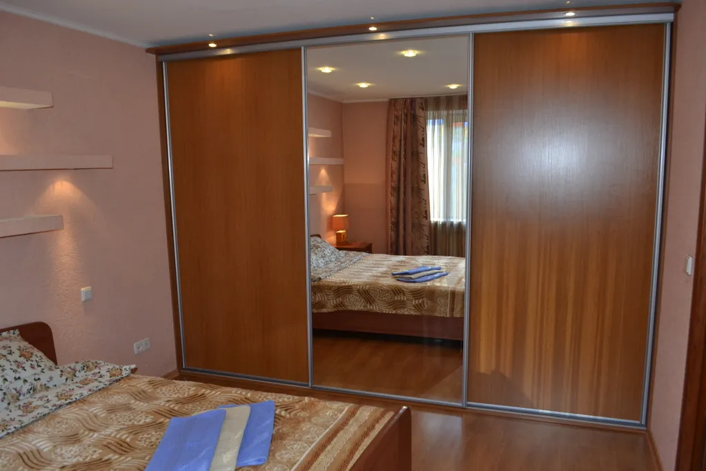 Студийного плана двухкомнатная квартира в доме над рестораном Тундра