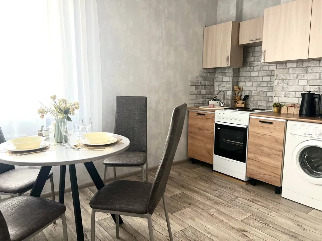 Новый апартамент с зоной отдыха на балконе