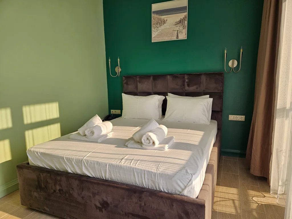 Люкс с балконом и видом на море в отеле Атлас