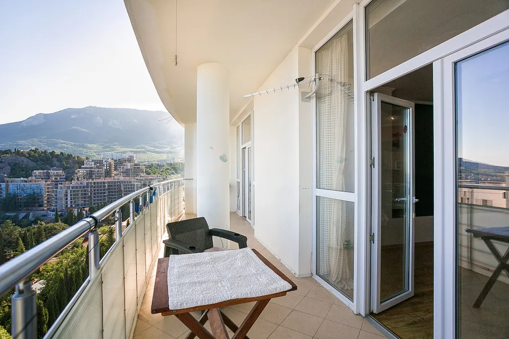 Апартаменты с видом на море и горы рядом с Артеком в Белом доме