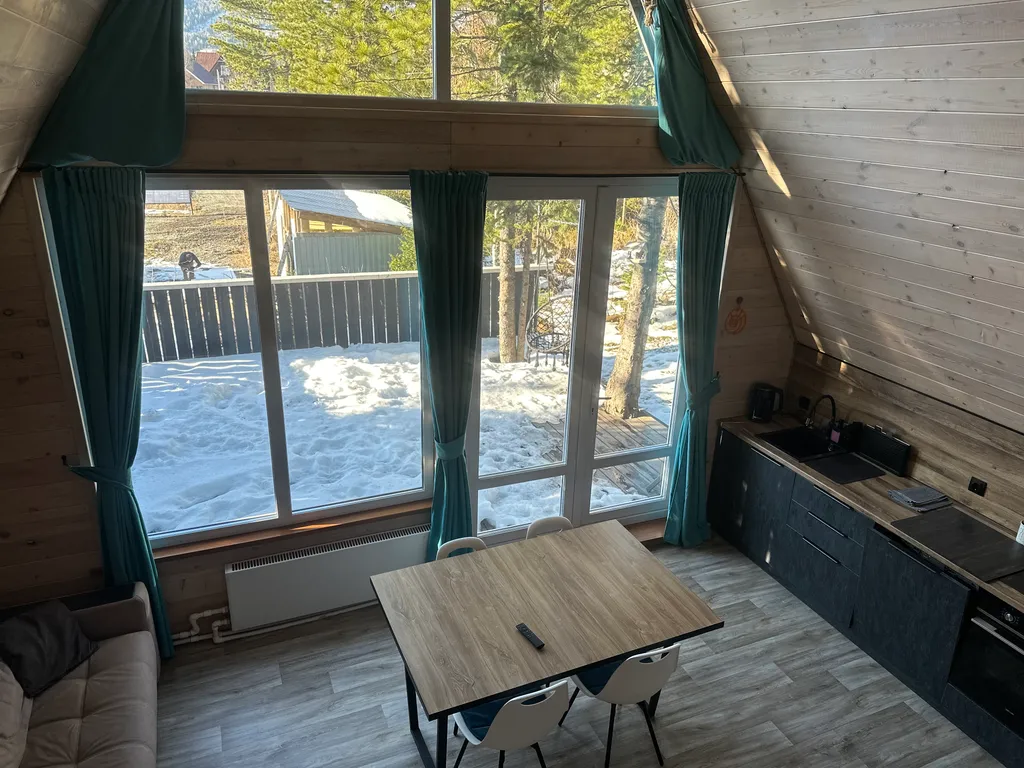 Уютный дом с красивым видом на зелёную гору