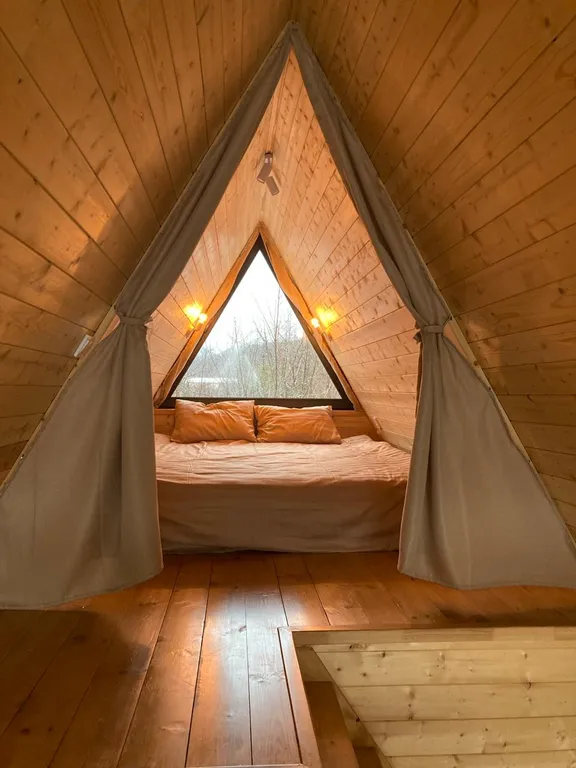 Уютный дом с камином у леса