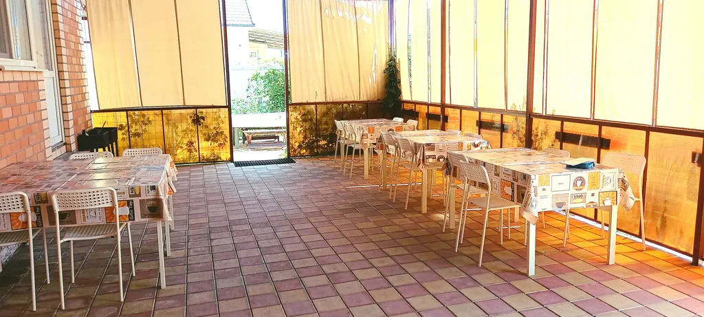 Спальня, кухня с диваном, балкон