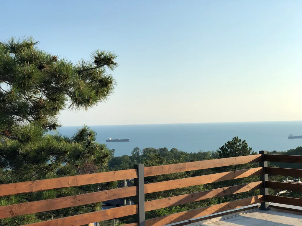 Gide villa посреди леса с видом на море