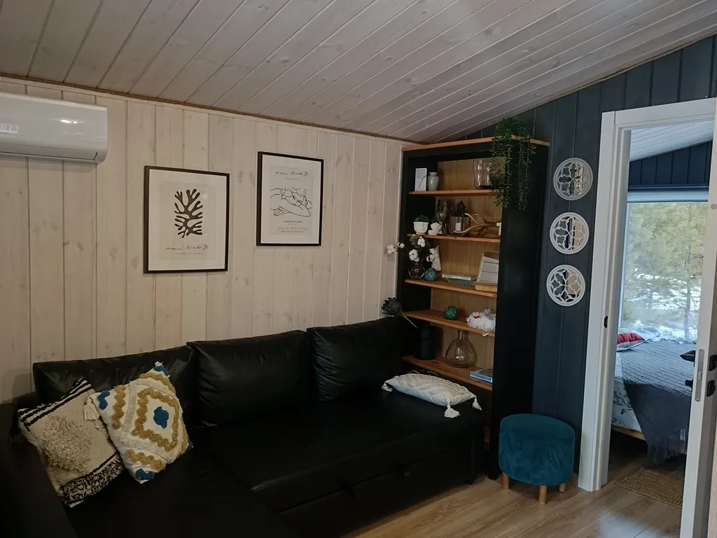 Темный домик на опушке леса