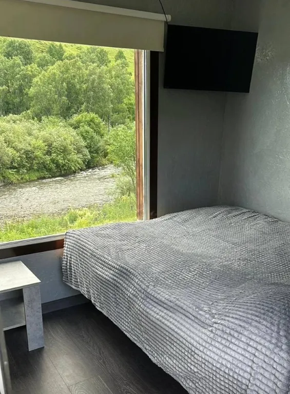 Номер с панорамным видом на горы и речку.