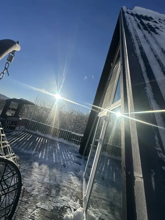 Атмосферный дом у леса с видом на горы