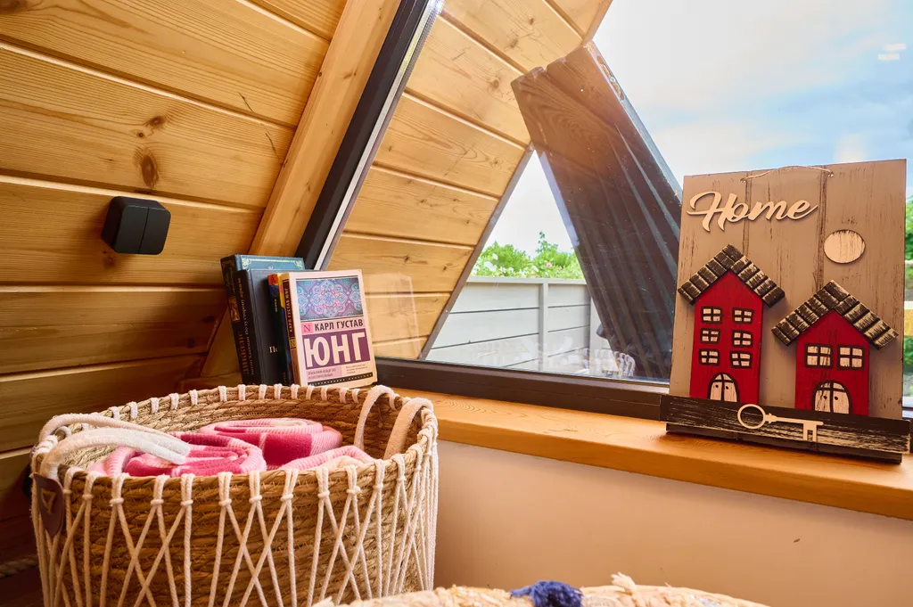 Уютный треугольный домик у леса с видом на горы