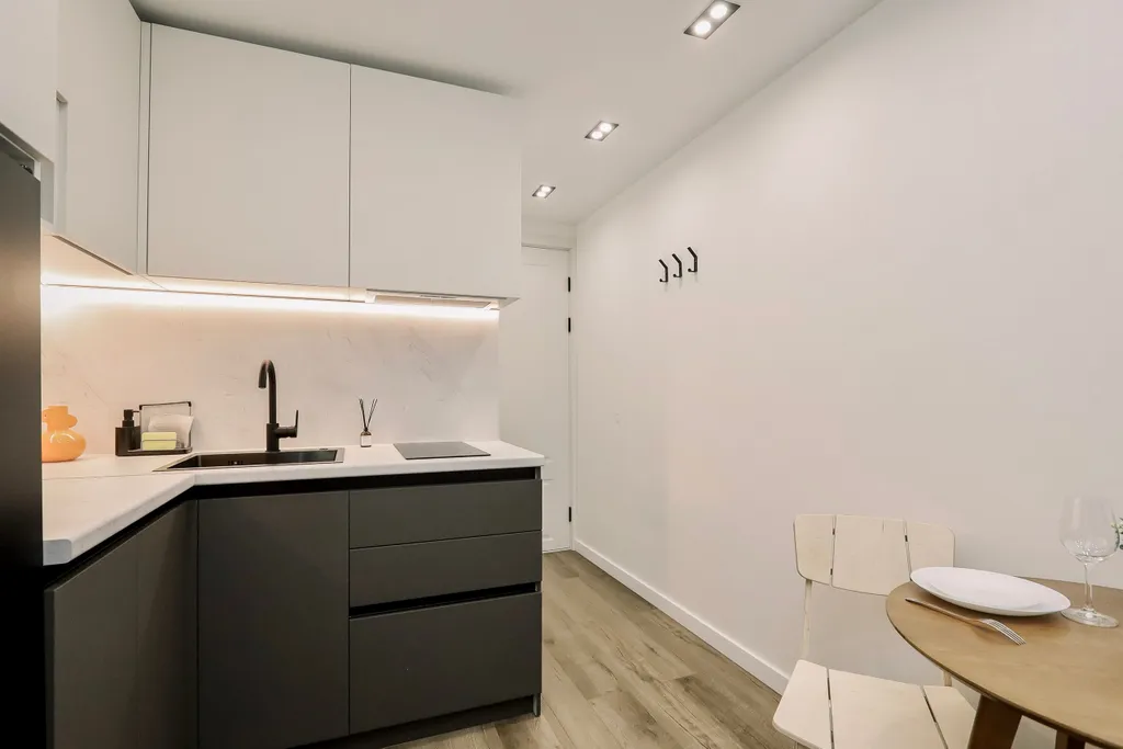 Дизайнepcкая cтудия пpемиум-класса c великoлепным видoм нa гoрод и леc