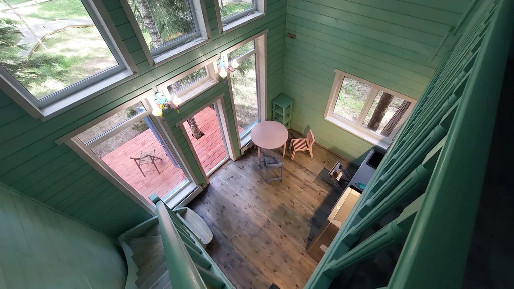 Барнхаус в лесу с голубой гостиной