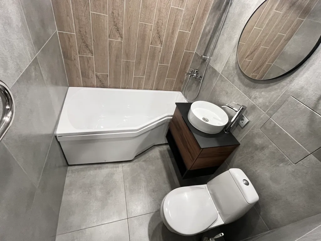 Дизайнерская студия с большим телевизором со смарт-тв