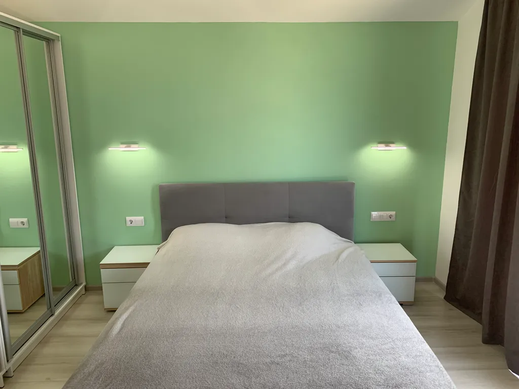 Современный коттедж на горе, в тихом месте, на границе с лесом