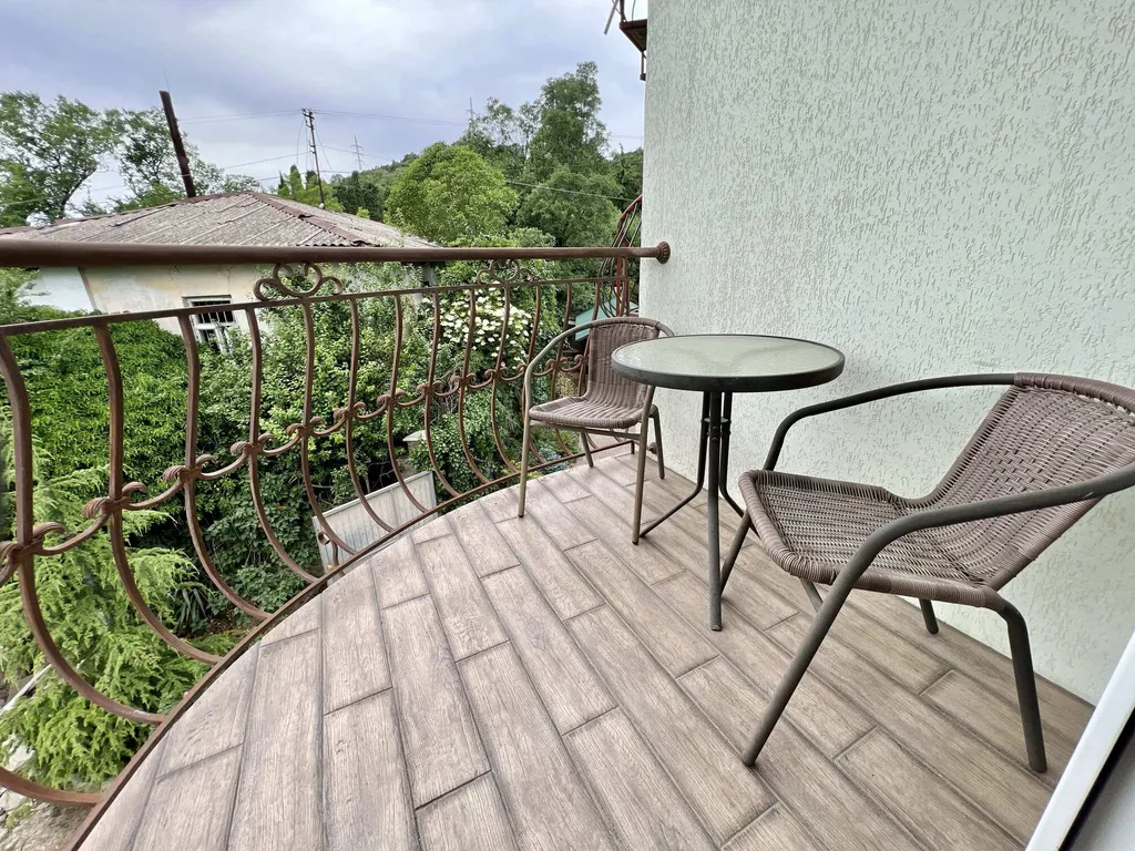 Дом в Гаспре с бассейном и беседкой