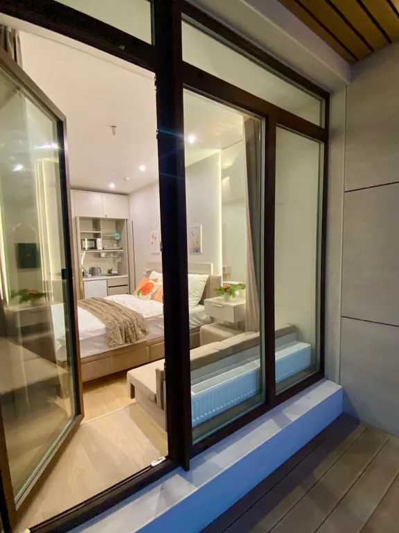 Студия с лоджией на заливе в комплексе с подогреваемым бассейном