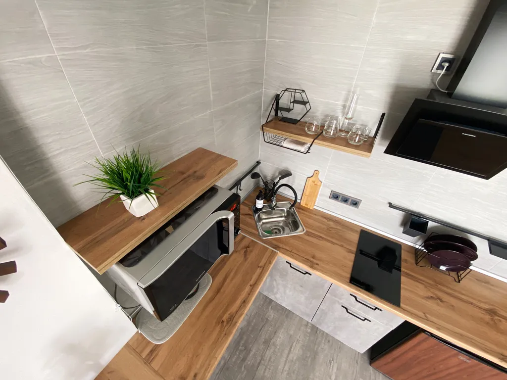 Crystal View — студия с панорамными окнами и закатом за стеклом