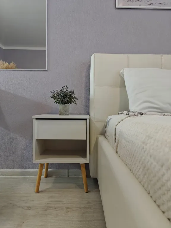 Современная однокомнатная квартира-студия, оформленная в светлых тонах