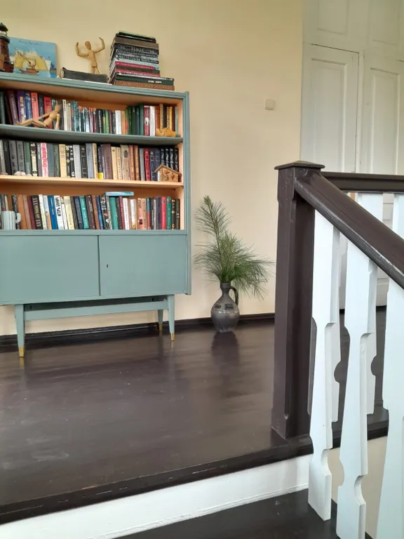 Большой двухэтажный дом с видом на горы