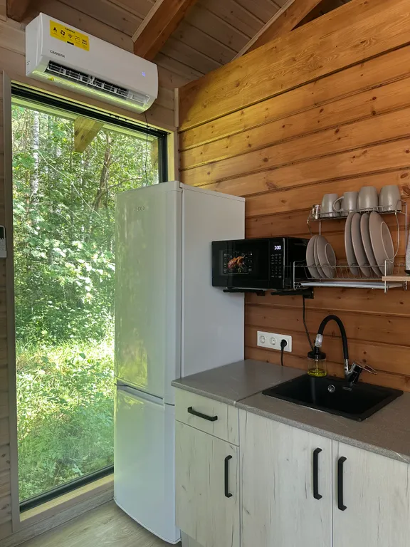 Дом с чаном и панорамными окнами с видом на лес