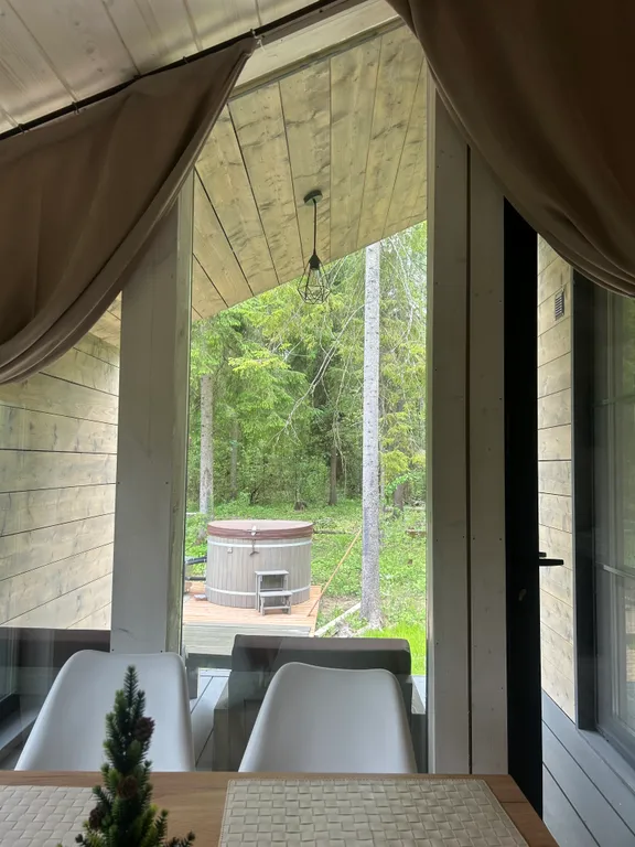 Шале в глэмпинге Лесариум с купелью и мангалом