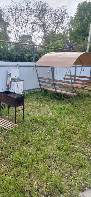 Трёхкомнатный дом в черте города с беседкой и мангалом.