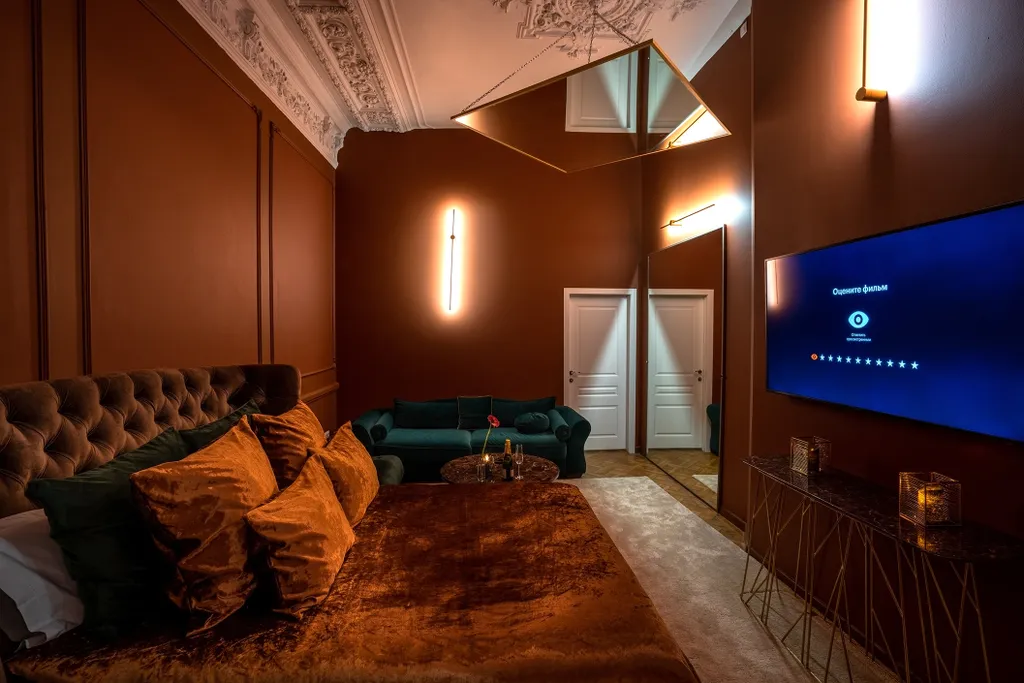 Роскошный номер класса люкс с зеркалами на стенах и потолке