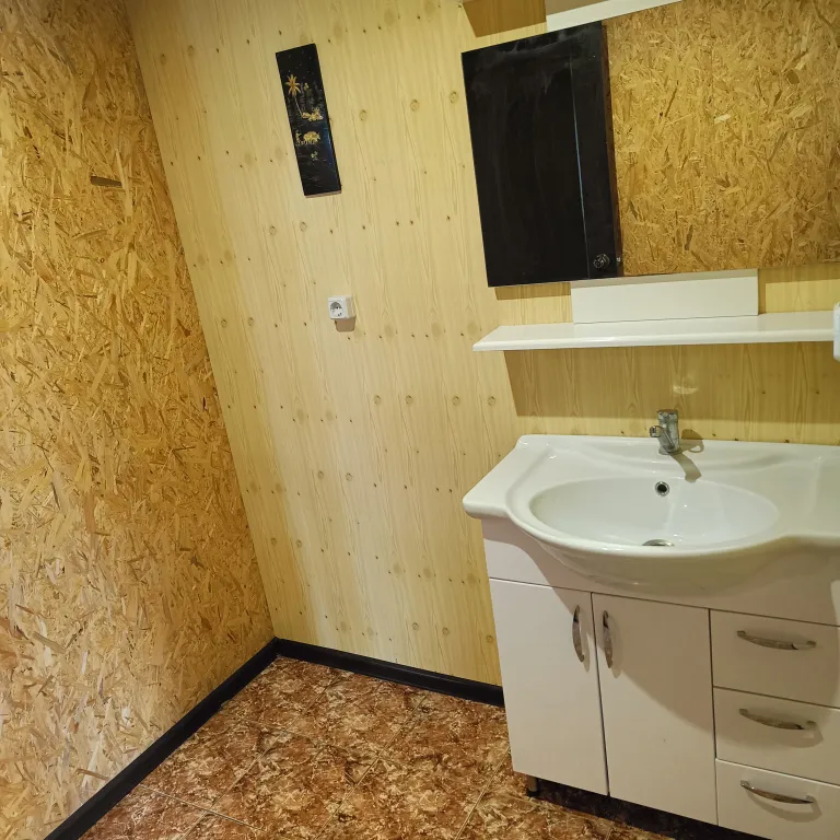 Отдельный домик с двумя комнатами со своей кухней и санузлом