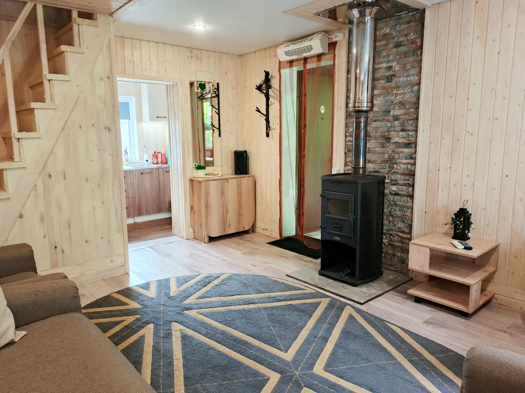 Дом Стрела на берегу водоема с баней и очагом