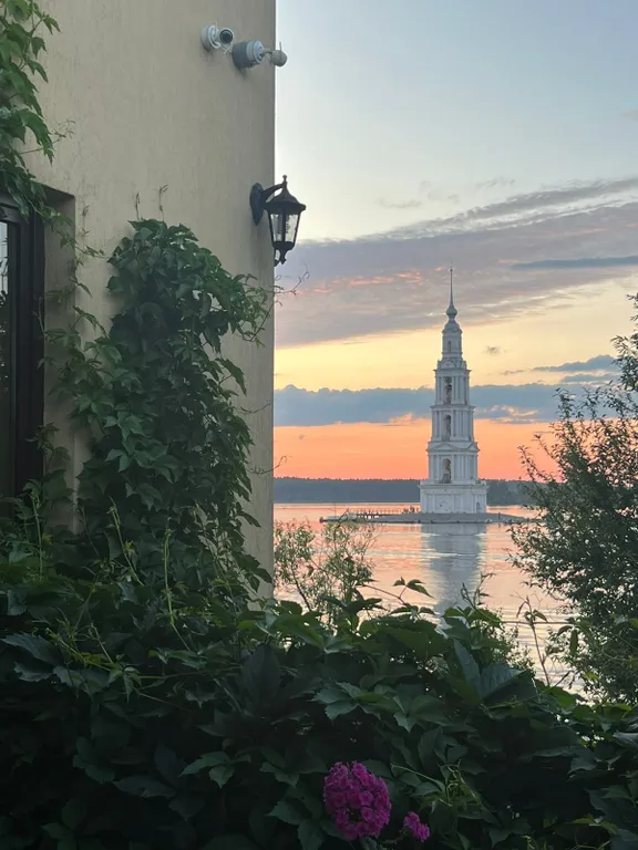 Дом на берегу волги, с видом на затопленную колокольню